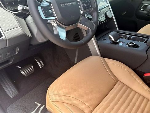 New 2025 Land Rover Discovery Dynamic SE image 32