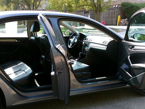 Used 2015 Volkswagen Passat 1.8T Limited Edition image 9