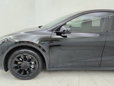 Used 2024 Tesla Model Y Long Range image 9