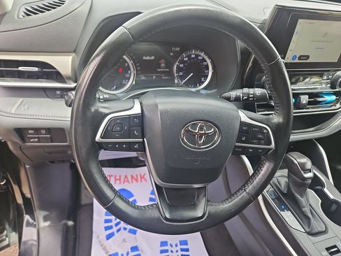 Used 2023 Toyota Highlander LE AWD/4WD image 14