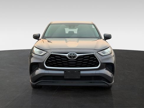 Used 2020 Toyota Highlander L AWD/4WD image 2