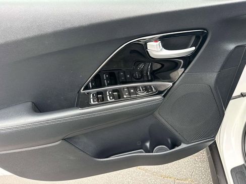Used 2019 Kia Niro EX image 22