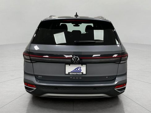 Used 2025 Volkswagen Taos SE AWD/4WD image 5