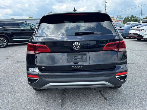 Used 2024 Volkswagen Taos SE w/ Panoramic Sunroof Package FWD image 4