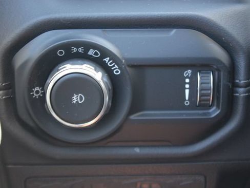Used 2025 Jeep Wrangler Unlimited Sahara AWD/4WD image 17