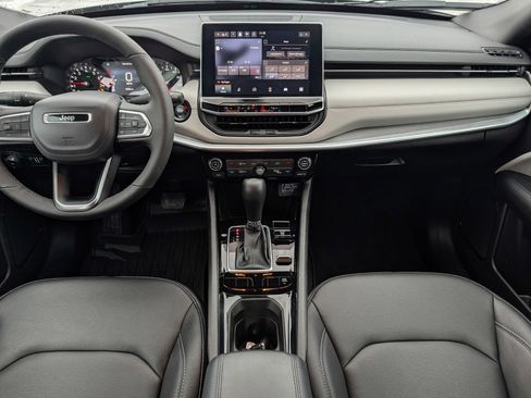 Used 2025 Jeep Compass Limited image 10