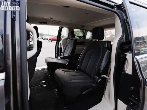 Used 2023 Chrysler Voyager LX image 2