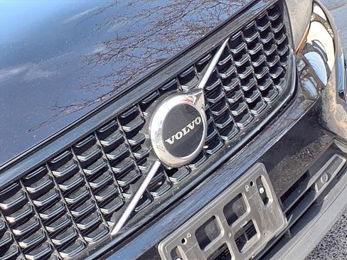 Used 2024 Volvo XC40 B5 Core image 25