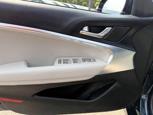 Certified 2025 Genesis G70 2.5T AWD/4WD image 16