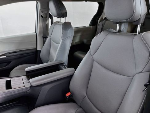 Used 2023 Toyota Sienna XLE AWD/4WD image 28