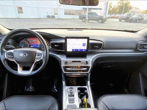 Used 2022 Ford Explorer XLT w/ Equipment Group 202A image 14