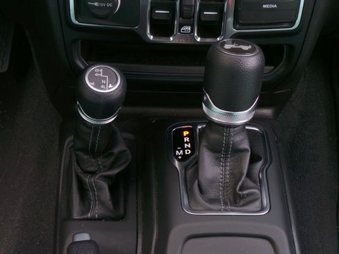 Used 2024 Jeep Wrangler Unlimited Sahara AWD/4WD image 13