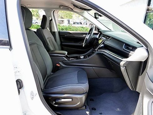 Certified 2023 Jeep Grand Cherokee Laredo RWD image 12