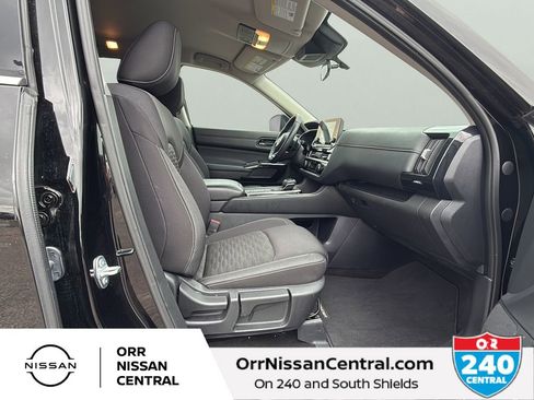 Used 2025 Nissan Pathfinder SV image 11