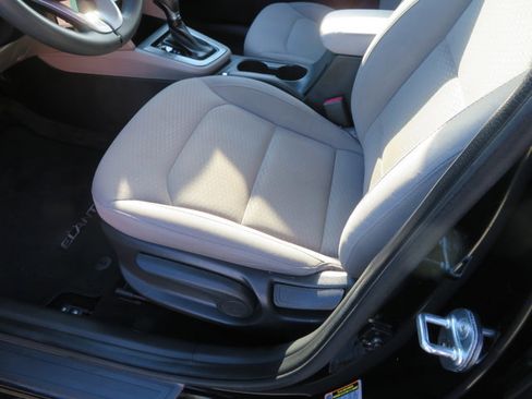 Used 2020 Hyundai Elantra SEL image 12