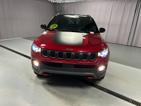 Used 2025 Jeep Compass Trailhawk w/ Trailhawk Convenience Group AWD/4WD image 2