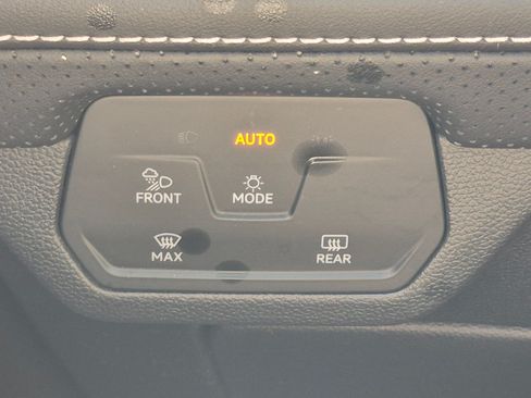 Used 2024 Volkswagen Atlas SE w/ Panoramic Sunroof Package FWD image 18