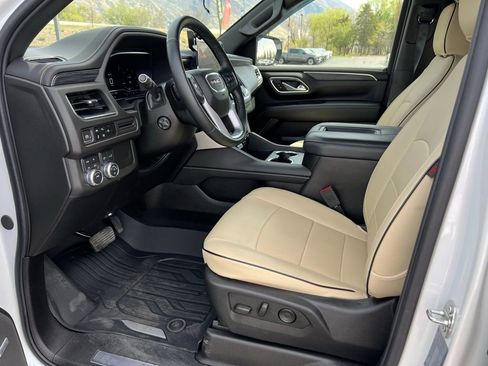 Used 2024 GMC Yukon XL SLT w/ SLT Luxury Package image 24