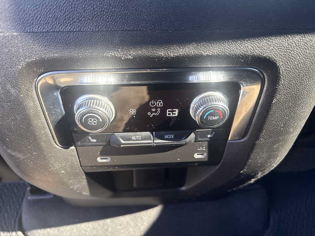 Used 2022 GMC Yukon XL Denali AWD/4WD image 16