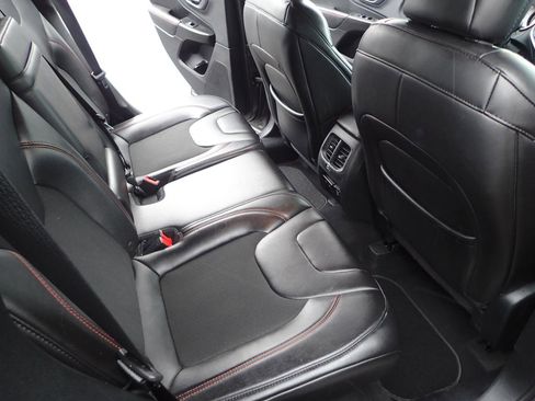 Used 2019 Jeep Cherokee Trailhawk AWD/4WD image 12