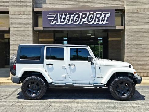 Used 2014 Jeep Wrangler Unlimited Sahara w/ Dual Top Group AWD/4WD image 4