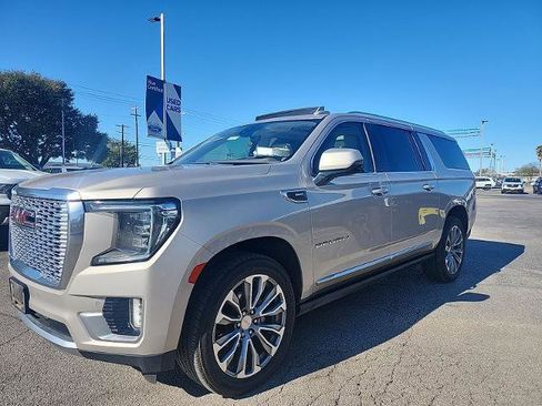 Used 2021 GMC Yukon XL Denali w/ Denali Premium Package image 7