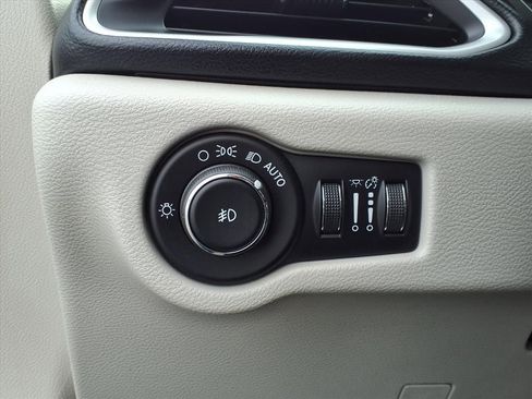 Used 2017 Chrysler Pacifica Touring-L w/ Tire & Wheel Group image 27