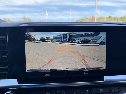 Certified 2025 GMC Sierra 1500 SLT image 17