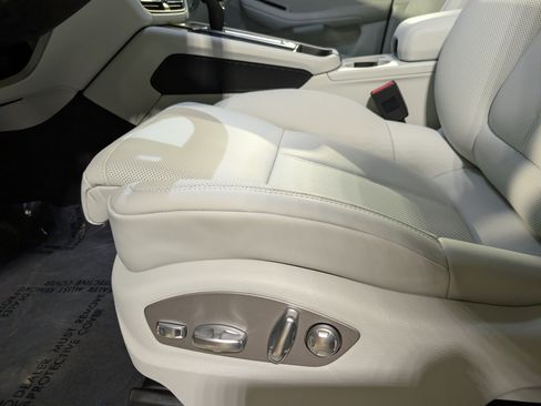 New 2026 Porsche Macan AWD/4WD image 18