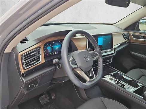 Used 2024 Volkswagen Atlas SE FWD image 16
