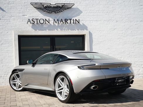 Used 2024 Aston Martin DB12 Coupe RWD image 2
