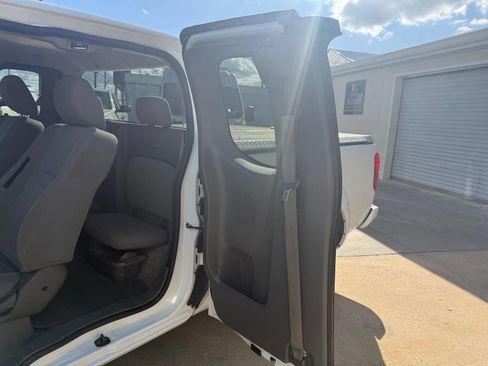Used 2018 Nissan Frontier S image 12