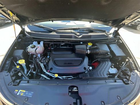 Used 2024 Chrysler Pacifica Touring-L image 12