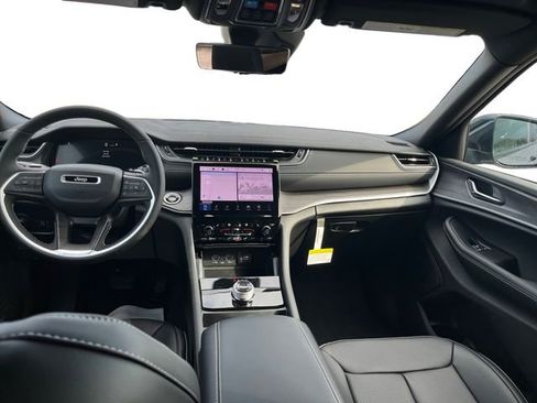 New 2025 Jeep Grand Cherokee Limited w/ Luxury Tech Group II image 11