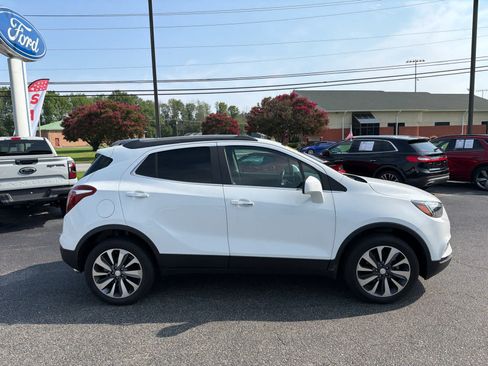 Used 2021 Buick Encore Preferred AWD/4WD image 2