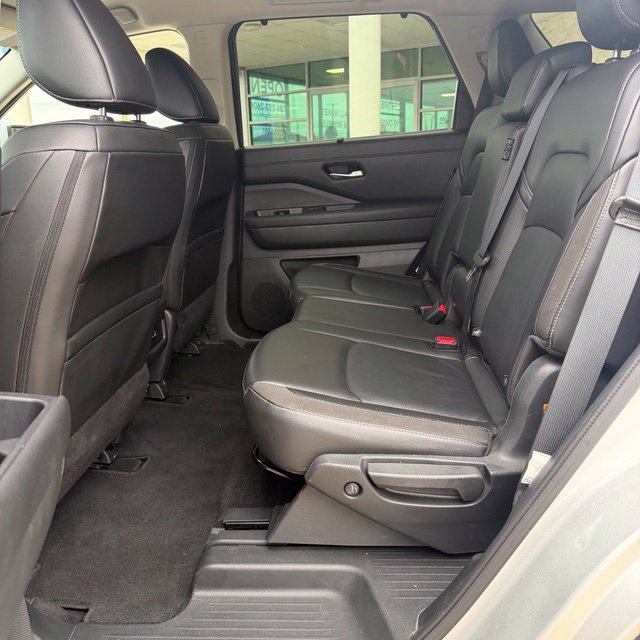 Used 2025 Nissan Pathfinder SL AWD/4WD image 12