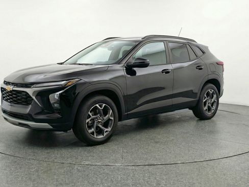 Used 2025 Chevrolet Trax LT image 3