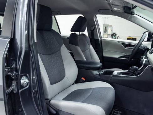 Used 2022 Toyota RAV4 XLE image 25