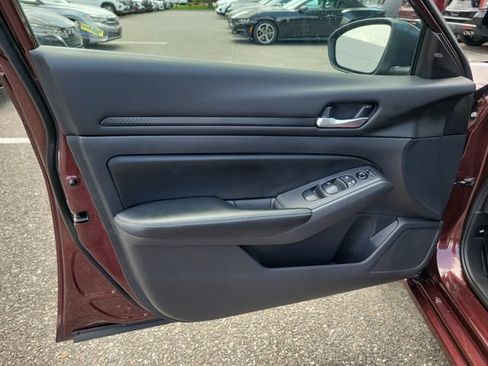 Used 2025 Nissan Altima 2.5 SV FWD image 17