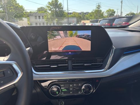 Used 2025 Chevrolet Trax LT w/ LT Convenience Package FWD image 22