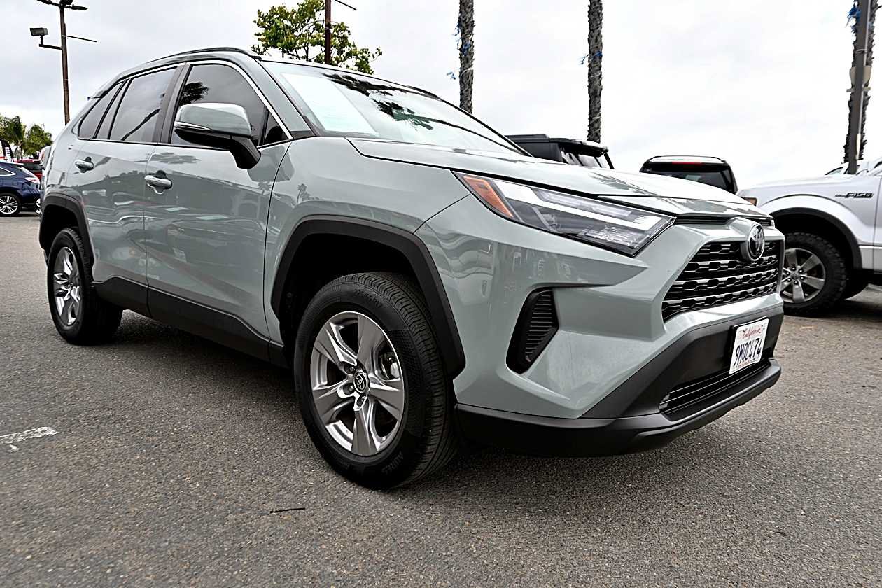 Used 2022 Toyota RAV4 XLE FWD image 3