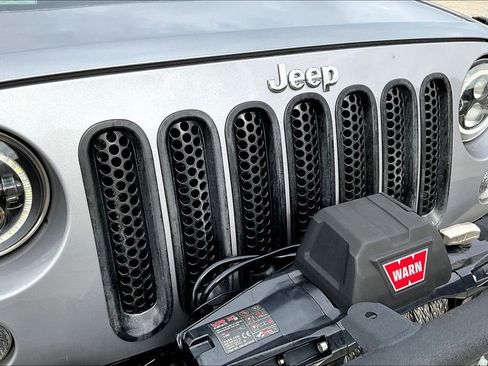 Used 2016 Jeep Wrangler Unlimited Rubicon w/ Connectivity Group image 29