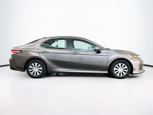 Used 2020 Toyota Camry LE image 10