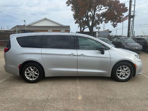 Used 2024 Chrysler Pacifica Touring-L image 4