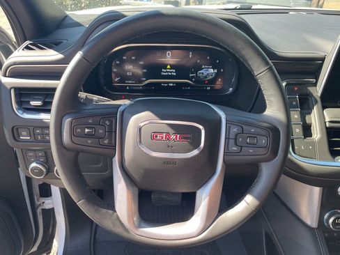 Used 2024 GMC Yukon SLT w/ SLT Luxury Package image 15