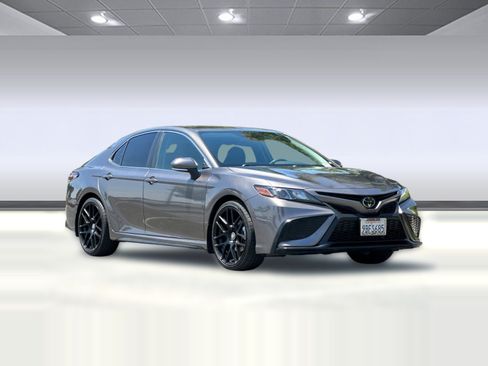 Used 2022 Toyota Camry SE FWD image 6