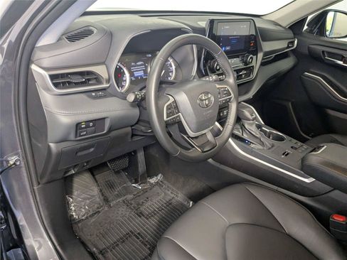Certified 2025 Toyota Highlander XLE FWD image 14