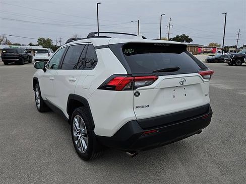 Used 2022 Toyota RAV4 XLE Premium image 3