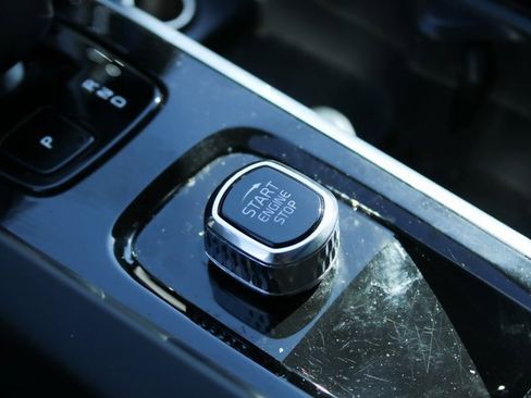 Used 2025 Volvo XC60 B5 Plus image 19