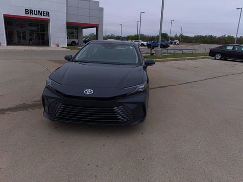 Used 2025 Toyota Camry XLE w/ Premium Package image 2